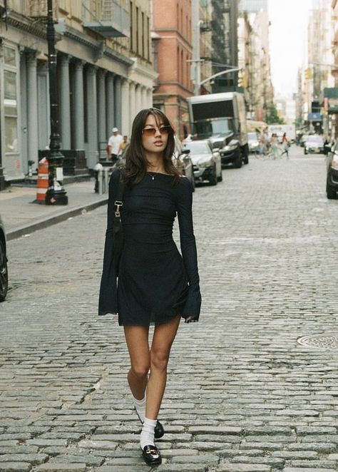 Vintage Outfits For Women Summer, Summer Dress 2024, Black Bodycon Dress Outfit, Black Mini Dress Outfit, Flowy Fashion, New York Chic, Flared Sleeve Dress, New York Outfit, Body Con Dress Outfit