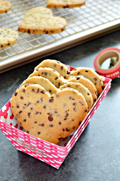 Heart Shaped Chocolate Chip Cookies, Shaped Chocolate Chip Cookies, Oven Baked Asparagus, Valentines Day Cookie Recipe, Cookies Heart, Heart Shaped Food, Heart Shaped Chocolate, Shaped Cookies, Heart Shaped Cookies