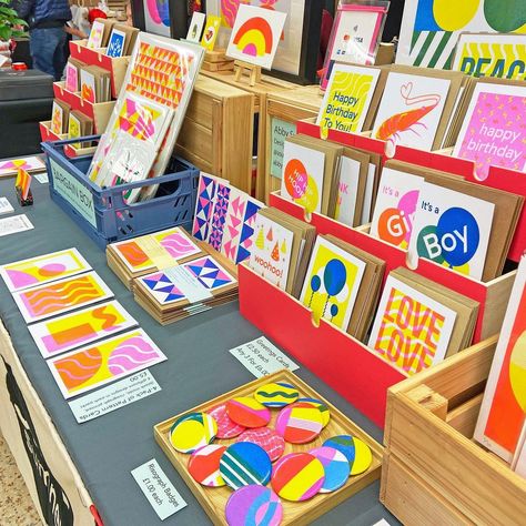 Artist Market Booth, Makers Market Booth Ideas, Art Market Set Up, Art Market Stall, Art Stall Display Ideas, Market Design Ideas, Market Stand Ideas, Art Market Booth, Art Market Display