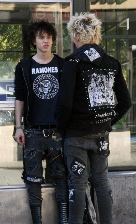 Punk Outfits Men, Ropa Punk Rock, Punk Guys, Indie Outfits Grunge, Cultura Punk, Estilo Punk Rock, Punk Boy, Punk Men, Punk Pants