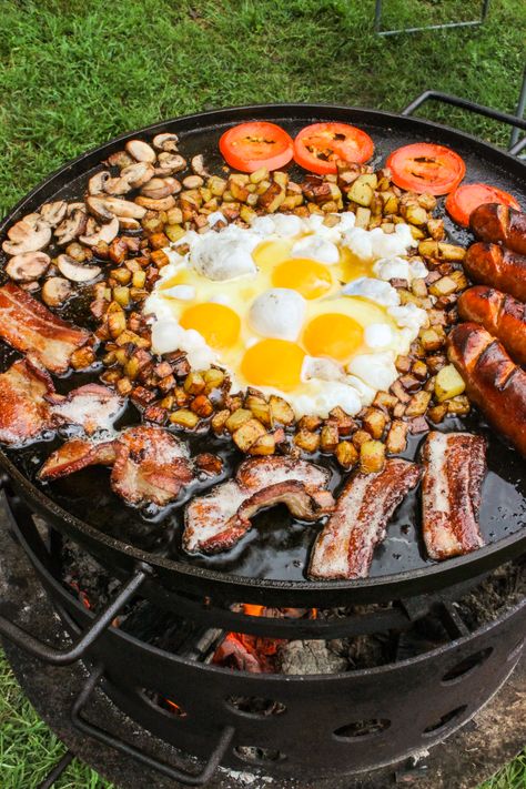 Cooking Over Fire, Breakfast Platter, Breakfast Skillet, Camping Grill, Campfire Food, Fire Cooking, Campfire Cooking, Delicious Breakfast Recipes, Camp Cooking