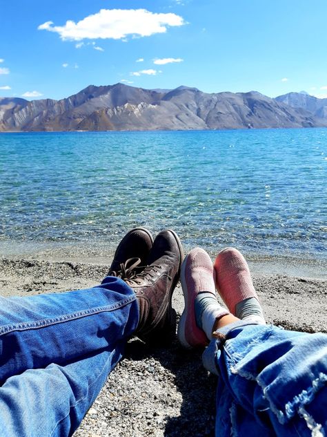 Chandratal Lake Photography, Pangong Lake Photography Ideas, Pangong Lake Photography, Leh Ladakh Outfits Women, Leh Ladakh Aesthetic, Leh Ladakh Photography Poses, Chandrataal Lake, Leh Ladakh Photography, Lake Photography Ideas