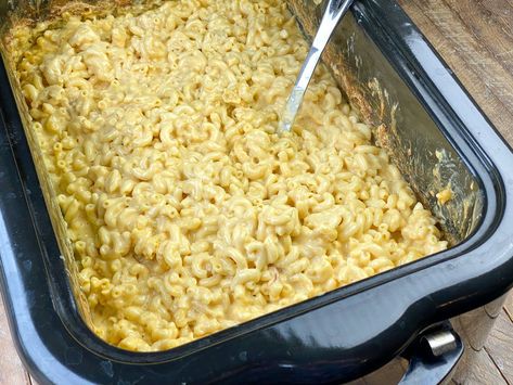 Large Pan Mac And Cheese, Crowd Size Macaroni And Cheese, Easy Mac And Cheese Recipe For A Crowd, Crockpot Recipe To Feed A Crowd, Mac And Cheese Recipe For Party, Best Mac And Cheese For A Party, Macaroni For A Crowd, Mac And Cheese For A Party, Baked Mac And Cheese Recipe For Large Group