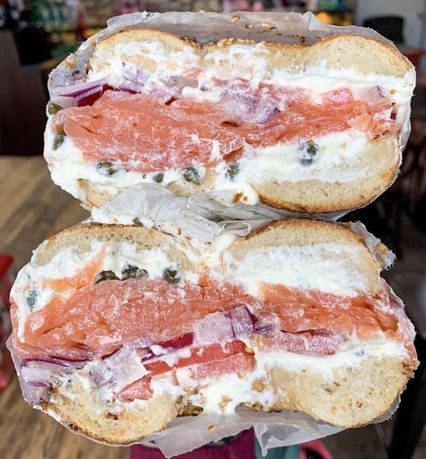 Lox Bagel, Bagel With Cream Cheese, Sesame Bagel, Lox And Bagels, Healthy Snacks To Make, Bagel Cream Cheese, Italy Food, Food Pics, Healthy Food Motivation