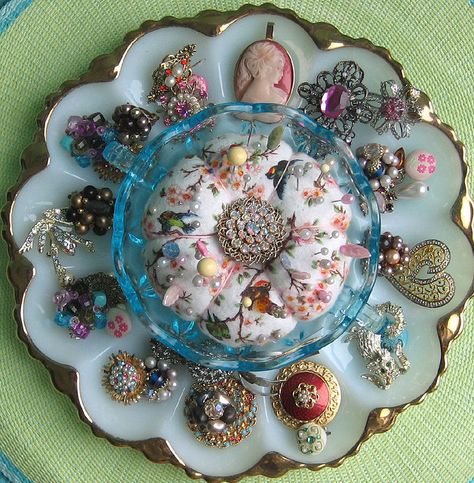 oh my goodness! not sure I've ever seen anything quite this beautiful! vintage deviled egg dish with bowl for display Brooch Display, Jewerly Displays, Vintage Jewelry Ideas, Vintage Jewelry Crafts, Vintage Jewelry Art, Craft Show Displays, Creative Display, Vintage Display, Upcycled Crafts