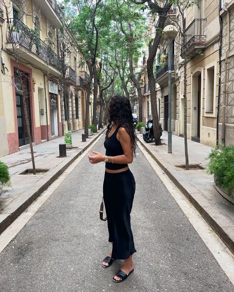 In the Barcelona heat ❤️‍🔥 Tank Top Skirt Outfits, Black Skirt Black Top Outfit, Silk Black Skirt Outfit, Black Silk Skirt Outfit, Black Satin Skirt Outfit, Black Top Outfit, Silk Skirt Outfit, Satin Skirt Outfit, Black Satin Skirt