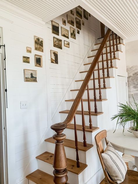 Cottage Staircase Small, Traditional Wood Staircase, Vintage Farmhouse Staircase, Modern Vintage Staircase, French Cottage Staircase, Small Farmhouse Staircase, Small Cottage Staircase Ideas, Vintage Staircase Ideas, Cottage Style Staircase