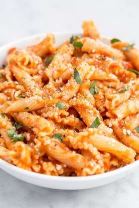 Choosing a pasta is a bigger decision than it may seem. Some noodles are meant to hold heavy sauces—... - Ethan Calabrese Campanelle Pasta Recipes, Gigli Pasta, Campanelle Pasta, Types Of Pasta, Makanan Italia, Resep Pasta, Lasagna Casserole, Pasta Varieties, Caprese Pasta