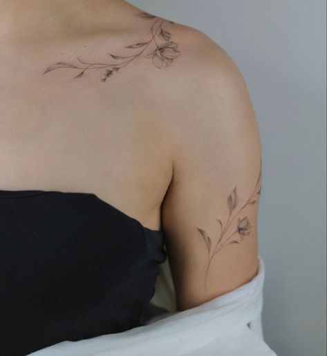 Feminine Shoulder Tattoos, Wrap Around Tattoo, Wrap Tattoo, Tattoo Concepts, Tattoos For Women Flowers, Flower Tattoo Shoulder, Spine Tattoos For Women, Vine Tattoos, Inspiration Tattoo