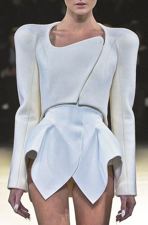 ‎zoe on Twitter: "mugler f/w 2012 rtw… " Structured Fashion, Sculptural Fashion, Futuristic Fashion, White Outfit, Thierry Mugler, Mode Inspo, Looks Chic, 가을 패션, Looks Style