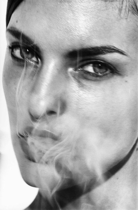 Linda Evangelista, Paris, France, 1990 Photo: © Peter Lindbergh Courtesy Gagosian Gallery Andreas Gursky, Gagosian Gallery, Fanart Kpop, 90s Supermodels, 사진 촬영 포즈, Peter Lindbergh, Linda Evangelista, Christy Turlington, Cindy Crawford