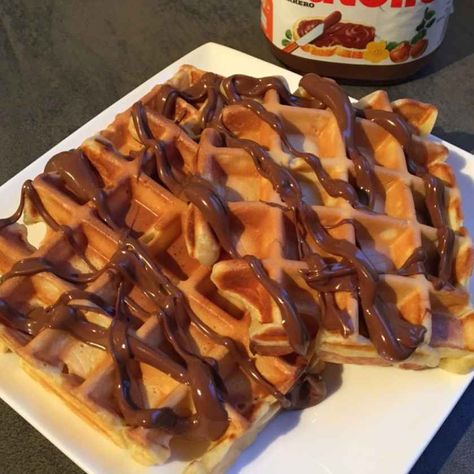 Nutella Waffles Recipe, Bake Bacon, Nutella Waffles, Brussels Travel, Recipe App, Fingerfood Party, Waffles Recipe, Chocolate Waffles, Food Chocolate