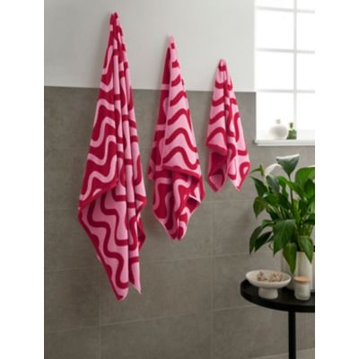 • Red & pink • Cotton Hot Pink Bathroom, Pink And Black Bathroom, Shabby Chic Apartment, Bedroom Ensuite, Orange Bathrooms, Feminine Bedroom, Bathroom Red, Bath Mats Bathroom, Traditional Houses