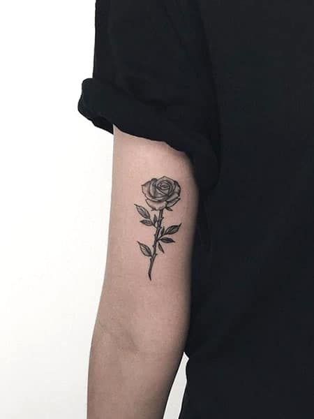 60 Popular Rose Tattoo Designs for Men - The Trend Spotter Small Tattoo For Woman, Rosen Tattoo Mann, Woman Tattoo Ideas, Classy Tattoo, Tattoo For Woman, Rosen Tattoo Frau, Tato Flash, Single Rose Tattoos, Rose Tattoo On Arm