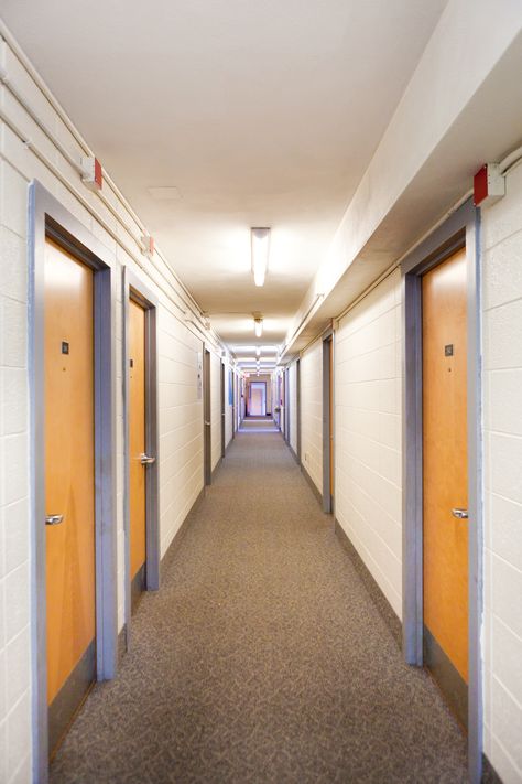 An example of a traditional dormitory (iStock) Boarding School Dorm, Dormitory Bathroom, Student Hostel, Dorm Room Layouts, Dormitory Room, Hostels Design, School Building Design, Hostel Room, University Dorms