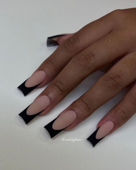 Black Curved French Tip Nails, Mate Black French Tip Nails, Matte French Tip Nails Square, Matte Black Nails With Shiny French Tip, Black French Tip Outline Nails, Matte Black French Nails, Matte Black Tips Nails, Matte Black Nails French Tip, Black French Matte Nails