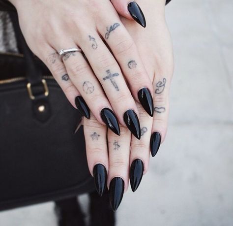 Pointy Black Nails, Tattoo Nails, Gothic People, Nail Piercing, Witchy Nails, Gothic Nails, Goth Nails, Claw Nails, Grunge Nails