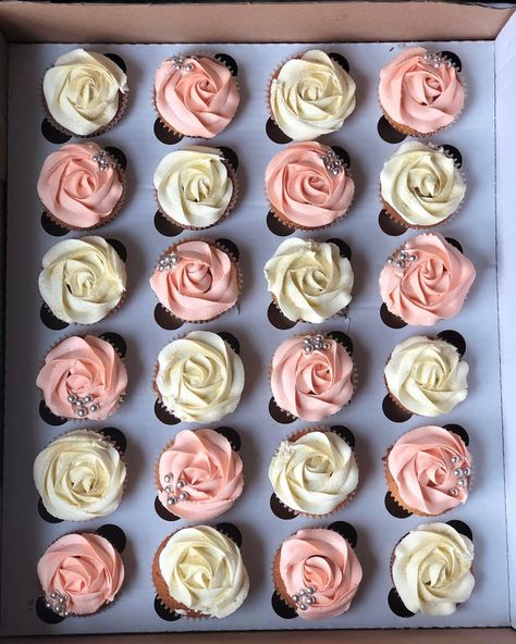 Cream Color Cupcakes, Jojo Wedding, Buttercream Rosettes, Rosette Cupcakes, Decorating Icing, Happy Birthday Art, Birthday Art, Peach Cream, Cupcake Decorating