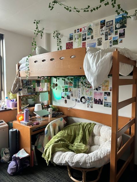 college dorm room ideas cozy  simple college dorm room ideas cozy  green college dorm room ideas cozy  dark grey college dorm room ideas cozy college dorm room decor ideas cozy ideas for creating a cozy reading nook in a college dorm room freshman college dorm room ideas cozy Bookish Dorm Room, Dorm Set Up Layout, Green College Dorm, Artsy Dorm Room, Decorating Dorm, Luxury Dorm, Modern Dorm Room, Room Ideas Dorm, Luxury Dorm Room