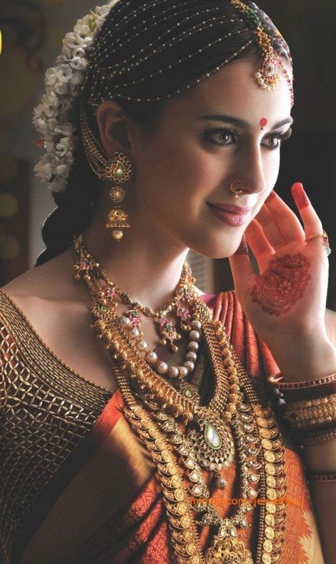 Gorgeous Temple gold designs Chutti For Brides, Nethi Chutti Brides, South Indian Bride Jewellery, Nethi Chutti, Jewellery South Indian, Simple Bridal Hairstyle, Indian Brides Jewelry, South Indian Wedding Hairstyles, Hairstyles For Indian Wedding