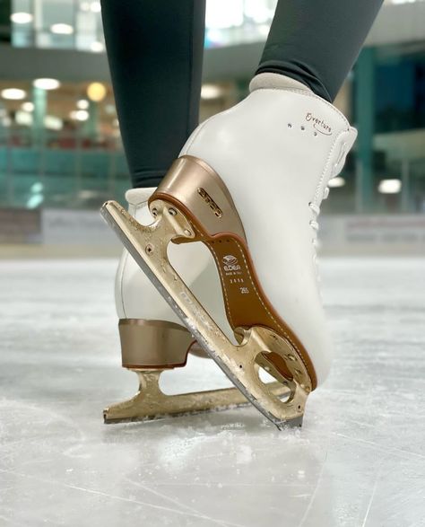 Figure Ice Skates, Figure Skating Outfits, Skate 3, Ice Skating Outfit, Skating Aesthetic, Roller Skate Shoes, Dr Shoes, Sports Aesthetic, Ice Skaters