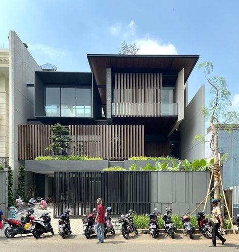 3 Storey Modern House Design Exterior, Modern House Facades 3 Storey, Tropical Industrial House, Minimalist Tropical House, Exterior House Design Ideas, Industrial House Exterior, Modern Exterior Design, Exterior House Design, 3 Storey House Design