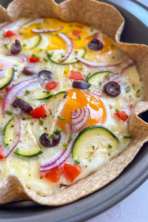 Start your day with this tortilla breakfast pizza, an easy and healthy recipe baked in the oven. This tortilla egg bake combines eggs, cheese and vegetables, making it a perfect high protein breakfast option. Eggs Cottage Cheese, Tortilla Quiche, Mix Spices, Healthy Breakfast Wraps, Small Blender, Egg Tortilla, Breakfast Tortilla, Tortilla Bake, Healthy Tortilla