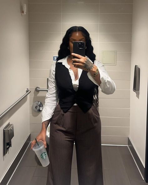 Lael Mitchell ᥫ᭡ | Corporate Bae 🥸 | Instagram Flattering Business Casual Outfits, Summer Corporate Baddie, Outfits To Wear To Graduation Ceremony, Fashionable Office Wear, Work Badge Photo Outfit, Work Outfit Inspo Business Casual, Corporate Girl Aesthetic Black Woman, Streetwear Business Casual Women, Corporate Outfits Black Women