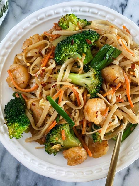 Stir Fry Rice Noodles, Stir Fry With Rice Noodles, Stir Fry With Rice, Shrimp Rice Noodles, Rice Noodles Recipe, Flat Rice Noodles, Fry Rice, Salad Appetizer Cups, Rice Noodle Recipes