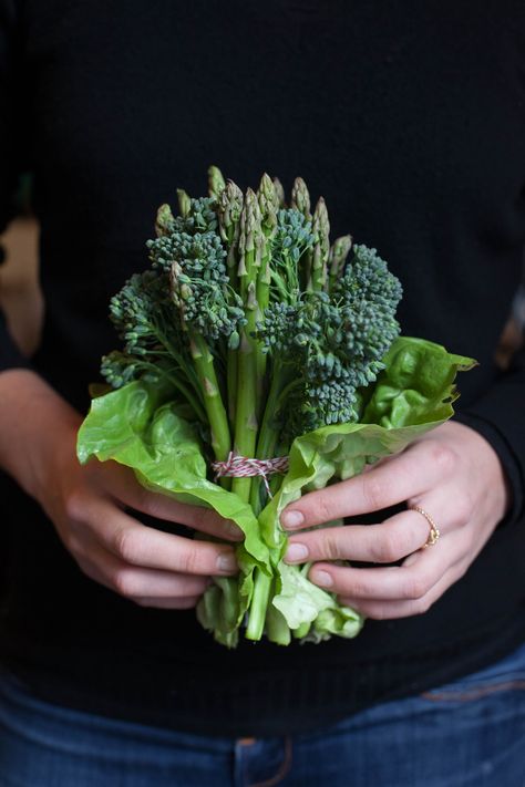 How to Make a Vegetable Bouquet for Mom, add colored cauliflower, and radishes and red lettuce around outside into a vase Edible Floral Arrangements, Veggie Arrangements, Recommitment Ceremony, Colored Cauliflower, Bouquet For Mom, Beautiful Vegetables, Vegetable Flowers, Vegetable Bouquet, Red Lettuce