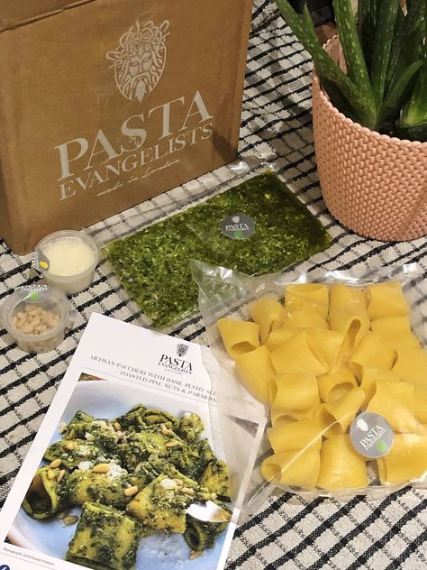 Homemade Pasta Packaging, Pasta Box Packaging, Pasta Business, Handmade Pasta Recipe, Pasta Evangelists, Eat Like An Italian, Pasta Delivery, Italian Pasta Recipe, Pasta Gifts