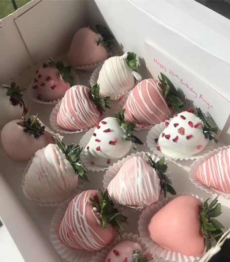 JUSTDIPPED on Instagram: “Pretty in pink 🍓 #london #eastlondon #eastlondonfood #pink #white #chocolatecoatedberries strawberries #wilton #wiltoncandymelts…” Chamoy Apples, Chocolate Covered Strawberries Bouquet, Pink Chocolate, Chocolate Bomb, Chocolate Strawberry, Chocolate Decorations, Chocolate Covered Oreos, Covered Strawberries, Chocolate Strawberries