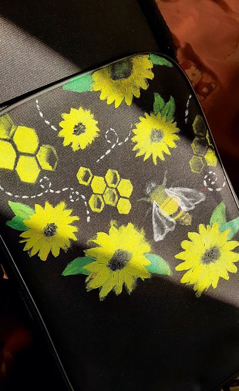 So.. I painted this pattern on my Violin's case🎻🎻🎻 hope you like it! I don't know why but I really love the combination of bees and sunflowers 4some reason.. Painted Violin Case, Painted Violin, Violin Painting, Violin Case, Easy Diy Art, Acrylic Paintings, Glow Up?, Violin, Diy Art