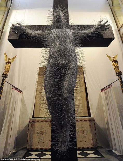 A sculpture of Jesus on the cross made entirely from wire coat hangers Coathanger Art, Creepy Imagery, Screaming In Agony, Cross Sculpture, Christ Crucifixion, Crucified Jesus, Jesus Sculpture, Southwark Cathedral, Wire Coat Hangers