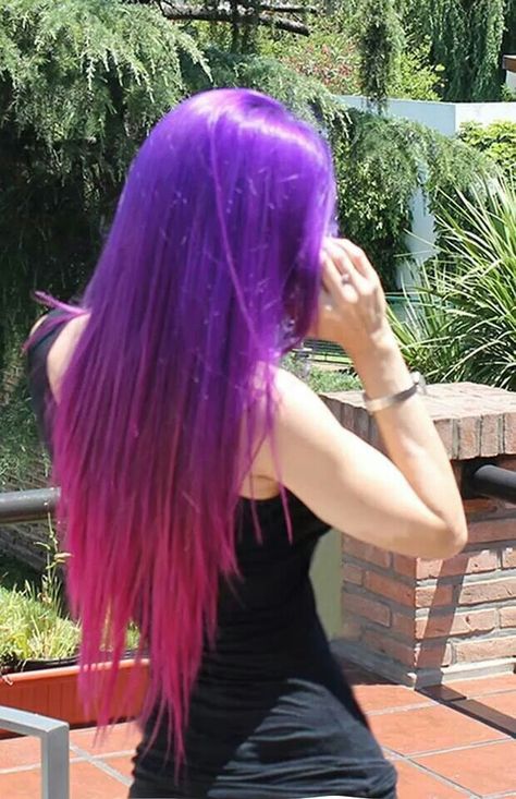 purple to magenta ombre Magenta Hair Colors, Magenta Hair, Purple Ombre Hair, Plum Hair, Hair Dyed, Dyed Hair Inspiration, Pretty Hair Color, Hair Color Purple, Bright Hair