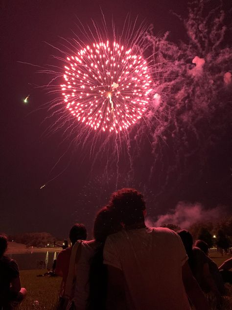 Cute Couple Pics Under Fireworks, Fireworks Pictures Couple, Couple Watching Fireworks Aesthetic, Lovers Asethics Photos, Couples Fireworks Pictures, Fireworks With Boyfriend, Couple Firework Pictures, Couple Watching Fireworks, Fireworks Date