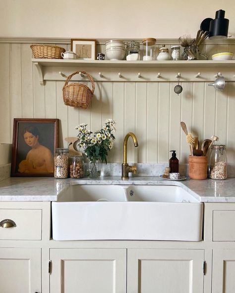 Kitchen Beadboard, Small Cottage Kitchens, Cottage Kitchen Renovation, Cottage Kitchen Inspiration, Elegant Cottage, English Cottage Kitchens, Cottage Kitchen Ideas, Cottage Kitchen Decor, Kitchen Vignettes