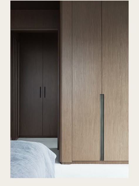 Modern Floor To Ceiling Cabinets, Handle Less Wardrobe Design, Wardrobe Joinery, Millwork Closet, Wardrobe Makeover Ideas, Joinery Design, Wardrobe Interior, Joinery Details, Wardrobe Makeover