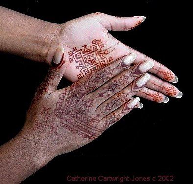 Lali on dark skin Henna On Dark Skin, Tattoos Dark Skin, Full Body Henna, How To Do Henna, Tattoo Main, Dark Skin Tattoo, Jagua Henna, Body Tattoo Design, Women In Africa