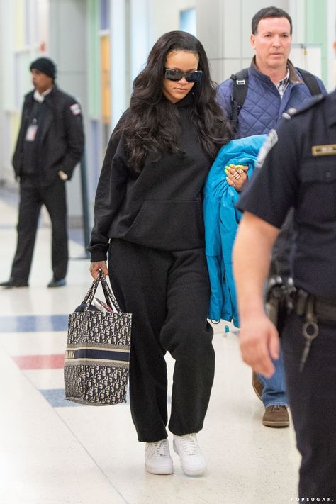 Cute Airport Outfit, Looks Rihanna, Rihanna Outfits, Airport Fits, Rihanna Style, Travel Outfits, Lazy Day Outfits, Chill Outfits, Airport Outfit