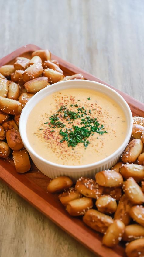 Samantha Bauchmann on Instagram: "Beer Cheese Dip It might be over 100 degrees outside in San Diego right now, but making this beer cheese dip (perfectly served with pretzel bites!) makes me crave all the rainy Sundays filled with a roaring fire and endless football. Luckily, we’re only days away from the start of football season. I also love this recipe because it reminds me of our Alfredo recipe sauce, not in taste but in texture - velvety and delicious. Recipe below, enjoy! Pan : @ourplace ( Alfredo Recipe Sauce, Samantha Bauchmann, Recipe Sauce, Beer Cheese Dip, Festive Appetizers, Food Boards, Instagram Recipes, Ipa Beer, Alfredo Recipe