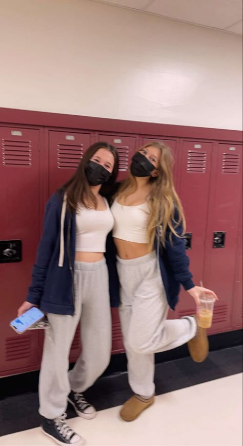 Twin Best Friend Outfits, Bsf Pics Matching, Matching Outfits Best Friend Middle School, Matching Outfit Ideas Best Friend For School, Matching Outfits With Bestie For School, Cute Matching Fits For Best Friends, Matching School Outfits Best Friend, School Bff Pics, Maching Outfit Girl