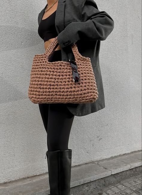 bag @caosykalma Crochet Big Bag, Crochet Bag Brown, Big Crochet Bag, Brown Crochet Bag, Big Crochet, Free Crochet Bag, Crochet Santa, Womens Crochet Patterns, Crochet Bag Tutorials