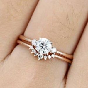 Pear Moissanite Engagement Ring, Pretty Engagement Rings, Moissanite Engagement Ring Set, Split Shank Engagement Rings, Gold Anniversary Rings, Cute Engagement Rings, Future Engagement Rings, Vintage Rose Gold, Dream Engagement