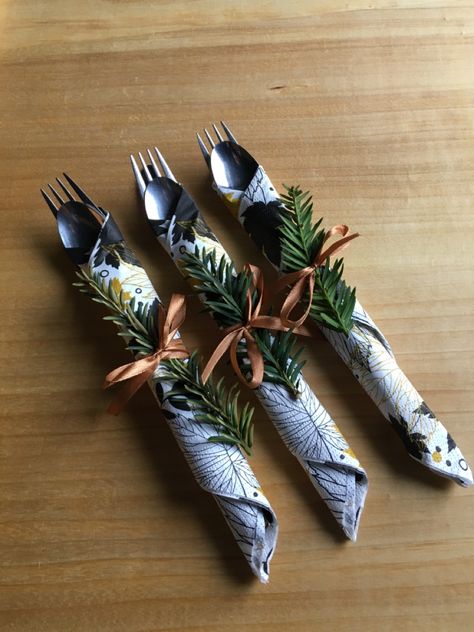 Cutlery Cutlery Place Setting, Napkin Wrapping Ideas, Wrapping Cutlery In Napkins, Plastic Cutlery Display Party Ideas, Christmas Cutlery, Night Tables, Awards Night, Plastic Cutlery, Christmas Idea