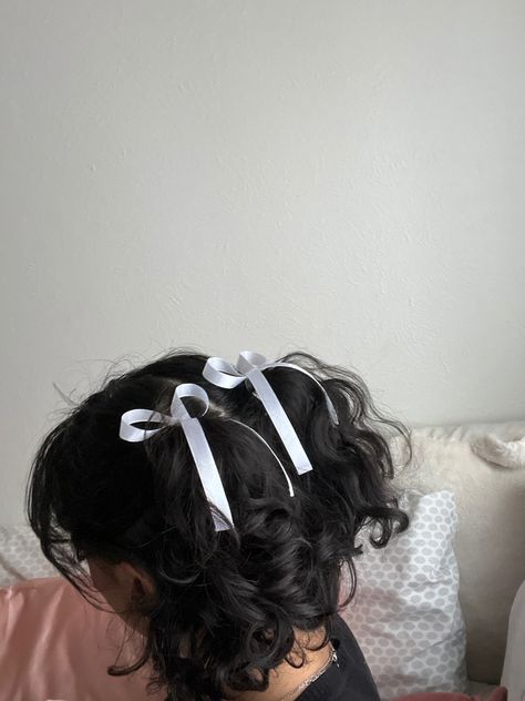 Hairstyles For Short Hair With Bow, Short Coquette Hairstyles, Hairstyles With Ribbon Curly Hair, Hair Bow Short Hair, Bow Hairstyles For Short Hair, Big Bow Short Hair, Coquette Short Hair, Coquette Hairstyles Short, Hoco Hair Short