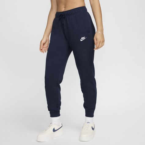 Club Fleece, universally loved for its coziness and consistency, is for everyone. These mid-rise Club Fleece pants have a soft, familiar feel that makes it easy to stay warm and comfortable. Nike Womens Clothes, Nike Women Clothes, Nike Joggers Outfit Women, Nike Joggers Outfit, Nike Joggers Women, Nike Women Sweatpants, Nike Sets, Nike Pants For Women, Nike Dance