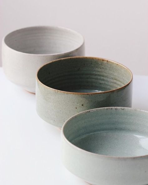 Speckled Ceramics, Pottery Simple, Simple Ceramics, Florian Gadsby, Pottery Pinch Pot, Large Bowls, Ceramics Pottery Bowls, Pottery Videos, Keramik Design