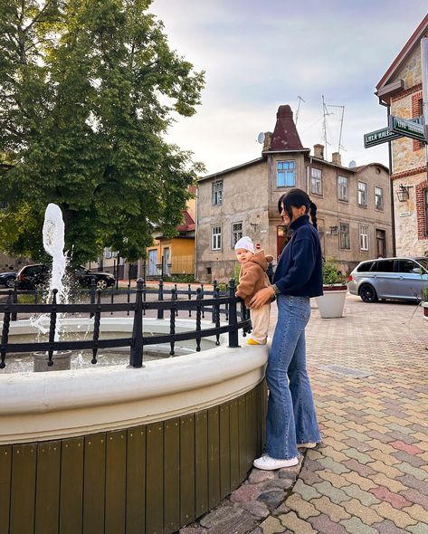 ⛲️🐣 Cēsis, Latvia #fountain #familytime #cesis #latviatravel Flared jeans outfit. Mother daughter photography Outfit Flare Jeans, Outfit With Flare Jeans, Flared Jeans Outfit, Outfits With Flares, Flare Jean Outfit, Daughter Photography, Mother Daughter Photography, Jeans Outfit, Basic Outfits