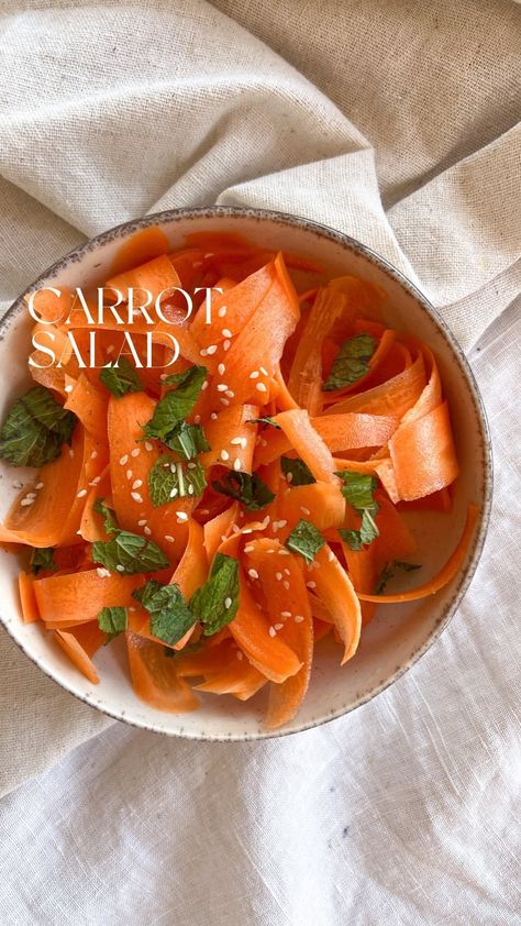 veg.corner on Instagram: CARROT SALAD I know I’m late for this trend but carrot salad sound so refreshing I had to try it. And of course, i loved it. I love simple… Carrot Noodle Salad, Carrot Noodles, Pepper Mint, Raw Carrots, Rainbow Carrots, Love Simple, Carrot Salad, Carb Free, Summer Eating